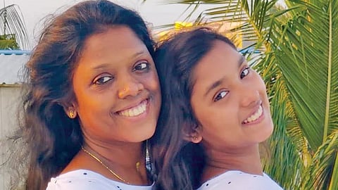 வீட்டிற்கு வர தாமதமானால் வாசலைப் பார்த்துக் கொண்டிருப்பாள்!