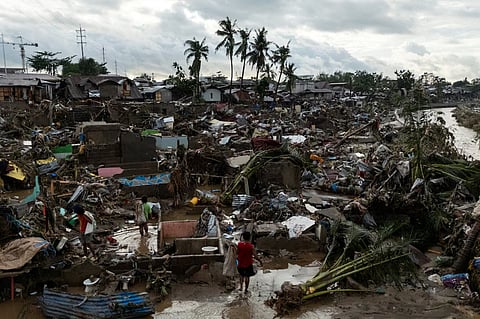 கல்மேகி புயலால் கடுமையாக பாதிக்கப்பட்ட பிலிப்பைன்ஸ்