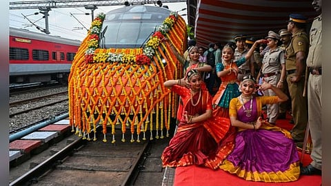 அரசு நிகழ்ச்சியில் ஆர்.எஸ்.எஸ். பாடல்… பினராயி விஜயன் எதிர்ப்பு!