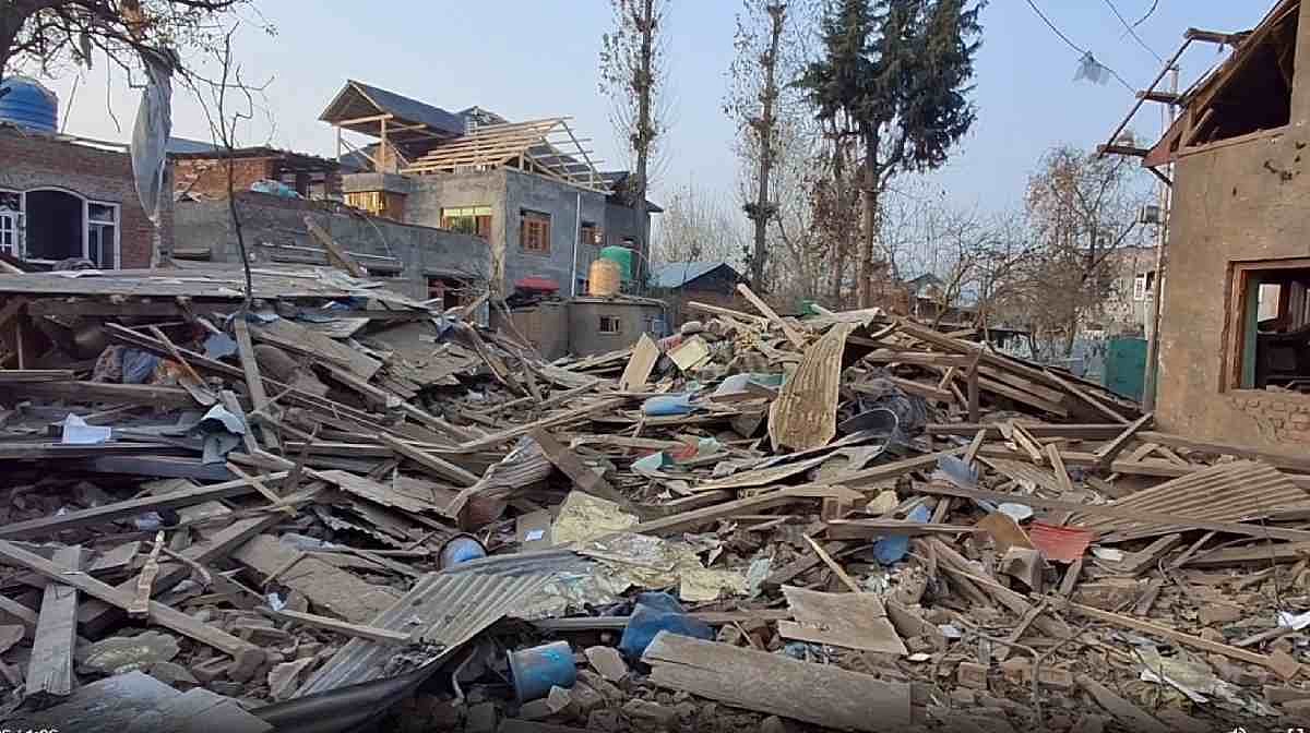 டெல்லி கார் குண்டு வெடிப்பு… மருத்துவர் உமர் வீடு இடிப்பு!