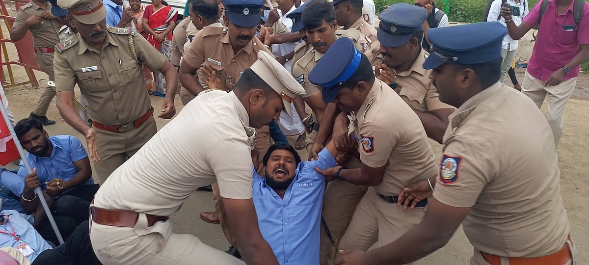 சாம்சங்கிற்கு எதிராக மீண்டும் போராட்டம்… தொழிலாளர்கள் குண்டுக்கட்டாக கைது… பின்னணி என்ன?