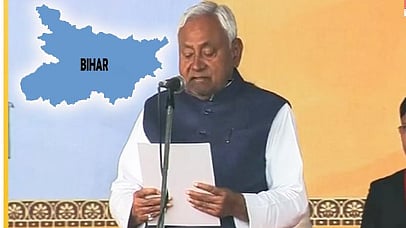 பீகார் முதல்வராக பதவியேற்றார் நிதிஷ்குமார்