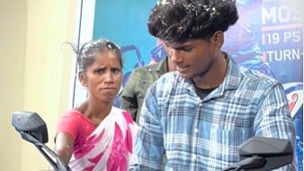 "உங்களுக்கு என்ன பிரச்சினை?" - வைரலான அரியலூர் பைக் இளைஞர் தாய் ஆவேசம்!