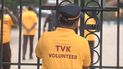 பாதுகாப்பு பணியில் தன்னார்வலர்கள்