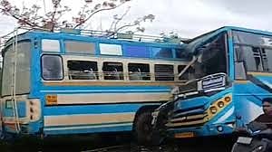 தனியார் பேருந்துகள் நேருக்கு நேர் மோதல்… 6 பேர் பலி… 20 பேர் படுகாயம்!