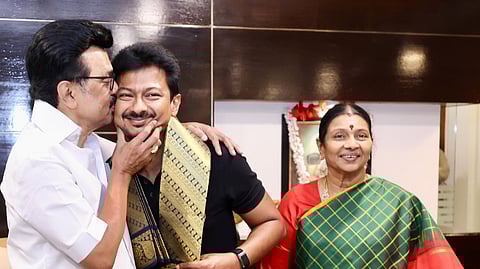 பிறந்தநாளுக்கு முத்தம் பெற்ற உதயநிதி!