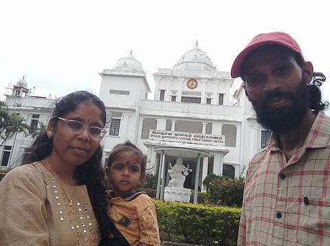 யாழ்ப்பாணம் நூலகம் முன்னர் தனது குடும்பத்தினருடன் எழுத்தாளர் வடிவரசு