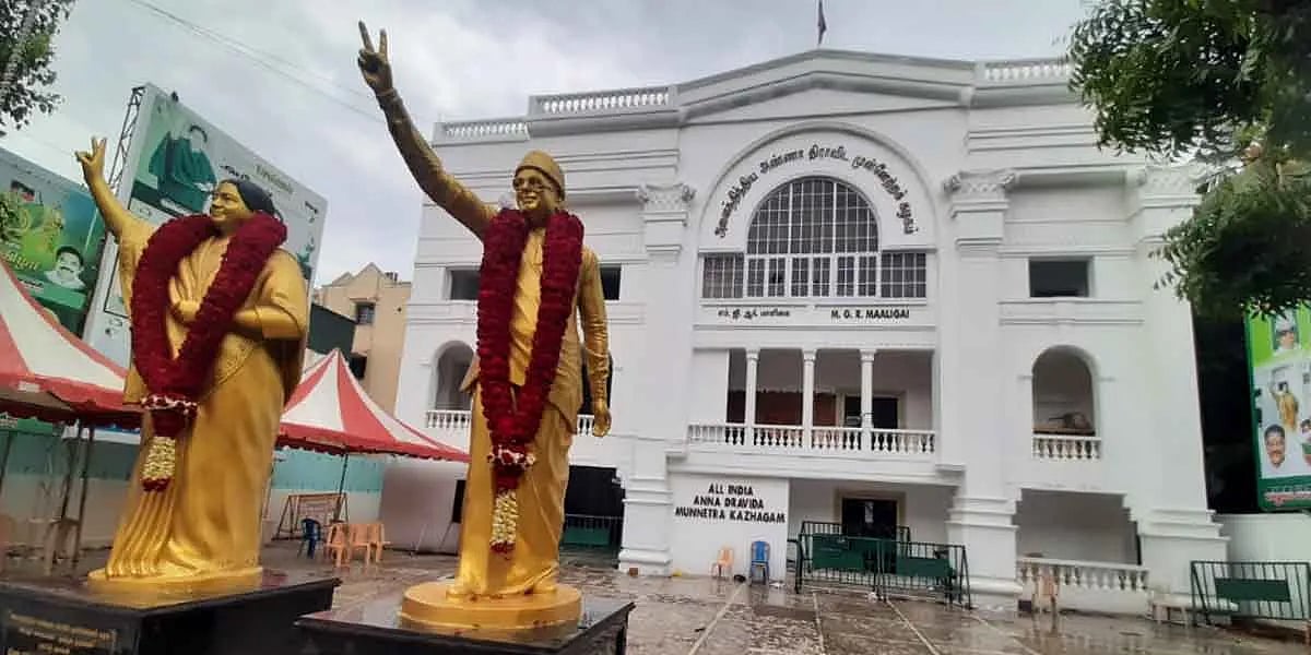 அதிமுகவின் ஆட்சிமன்றக் குழு திருத்தியமைப்பு!