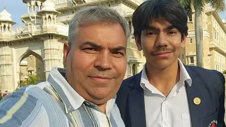 மகனுடன் நாராயணன் பங்கல்