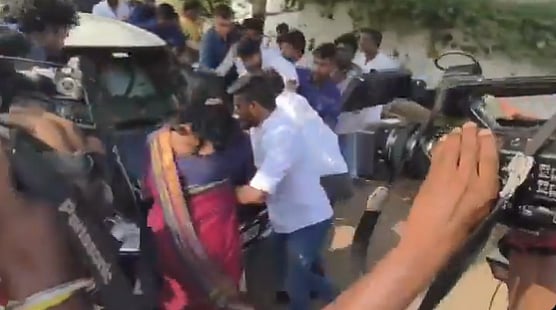 விஜய் கார் முன் பாய்ந்த பெண் நிர்வாகி... கண்டுகொள்ளாமல் சென்ற விஜய்...!