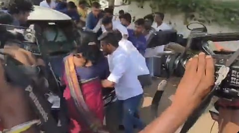 விஜய் கார் முன் பாய்ந்த பெண் நிர்வாகி... கண்டுகொள்ளாமல் சென்ற விஜய்...!