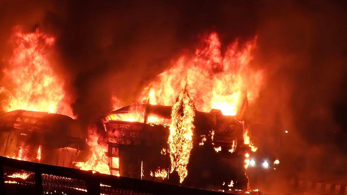 தேசிய நெடுஞ்சாலையில் கோரவிபத்து… 20 பேர் உடல் கருகி பலி!