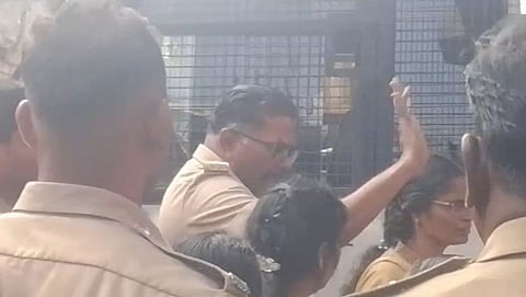 தண்ணீர்கூடத் தராமல் 5 மணி நேரம் வேனில் சுற்ற விடுகிறார்கள்!