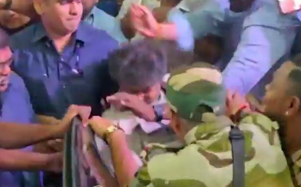 சட்டென கீழே விழுந்த விஜய்... யார் அந்த ப்ளு சட்டை..? -  வைரலாகும் வீடியோ!