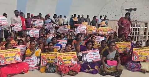 கலைஞர் கருணாநிதி நினைவிடத்தில் தூய்மைப்பணியாளர்கள் போராட்டம்