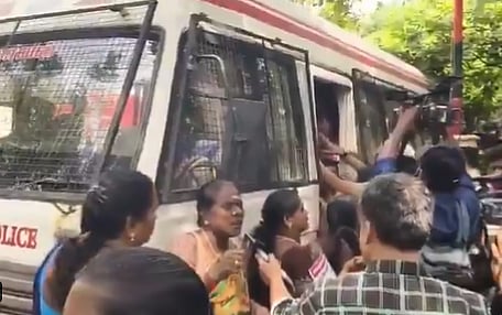 ஐ.ஏ.எஸ். வீட்டை முற்றுகையிட்ட தூய்மைப் பணியாளர்கள் கைது!