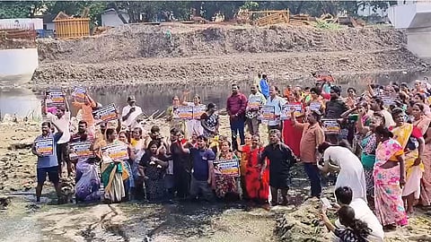 சென்னை, எழும்பூர் பகுதியில் கூவம் ஆற்றில் இறங்கி தூய்மைப் பணியாளர்கள் 158ஆவது நாள் போராட்டத்தை நடத்தினார்கள்.