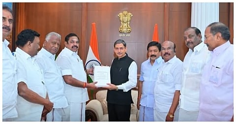 ஆளுநரிடம் மனு அளிக்கும் எடப்பாடி பழனிசாமி