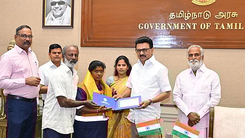 ரூ.45 இலட்சம் நகையைக் கண்டெடுத்துத் தந்த தூய்மைப் பணியாளர்- முதல்வர் தந்த பரிசு!