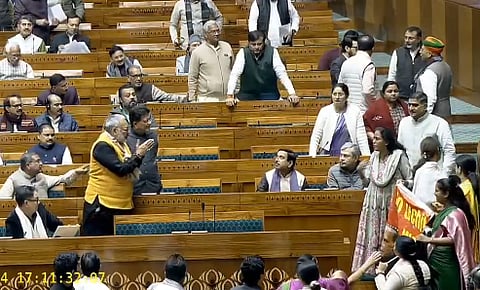 பிரதமர் மோடியின் இருக்கையை முற்றுகையிட்டு போராட்டம் நடத்தும் காங். பெண் எம்பிக்கள்