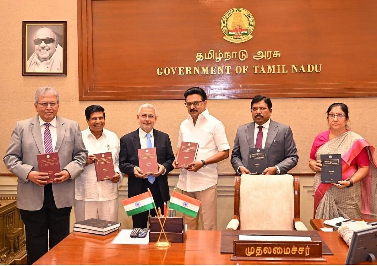 மைய - மாநில உறவுகள் குறித்த உயர்நிலைக் குழு அறிக்கை சமர்ப்பிப்பு!