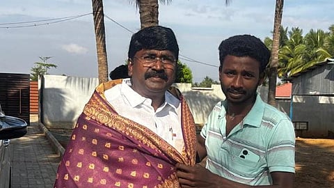 கத்தியால் குத்திய நபர் எனக் கூறப்படுபவர், சம்பவத்துக்கு முன்னர் பொன்னாடை போர்த்திய காட்சி