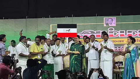 புதிய கட்சி தொடங்கினார் சசிகலா: அண்ணா, எம்ஜிஆர், ஜெ. உருவம் பொறித்த கொடி அறிமுகம்!