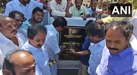 இந்தி பெயரை அழிக்கும் திமுகவினர்