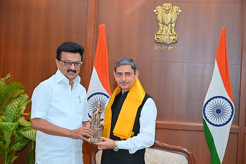 விடைபெறும் ஆளுநர் ஆர்.என்.இரவிக்கு முதலமைச்சர் தந்த நினைவுப் பரிசு