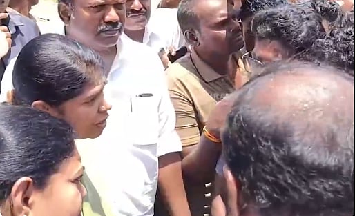 தூத்துக்குடி மாணவி வீட்டுக்கு சென்ற கனிமொழி... சூழ்ந்து கொண்டு வாக்குவாதம் செய்த ஊர்மக்கள்!