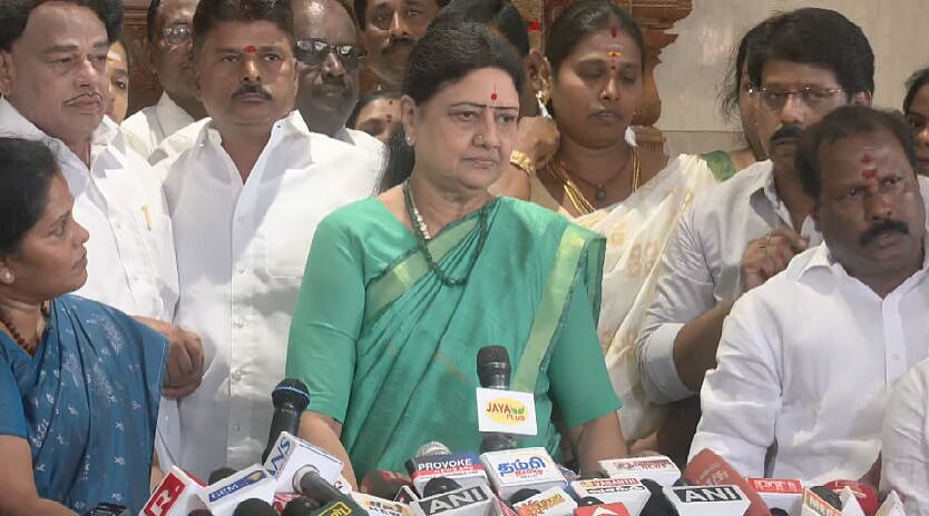 கட்சி பெயர், சின்னத்தை அறிவித்தார் சசிகலா!