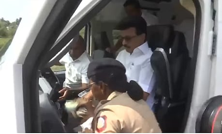 வண்டியை நிறுத்துங்க...  முதல்வரின் வாகனத்தை சோதனையிட்ட பறக்கும் படை அதிகாரிகள்!