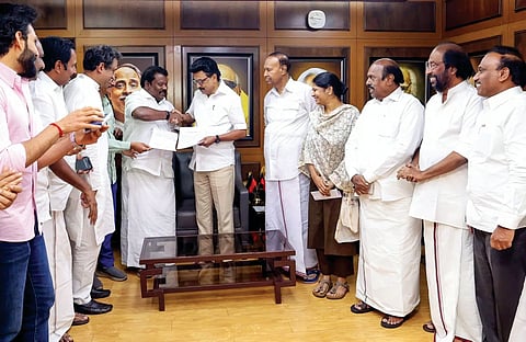 யானைகளின் மோதலில் மிதிபடும் எறும்புகள்