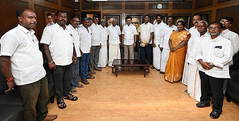 கட்சி தாவிய அ.ம.மு.க. அவைத் தலைவர்!