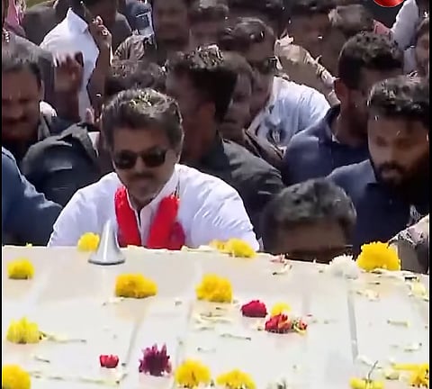 காரைக்குடியில் சைக்கிளில் விஜய்