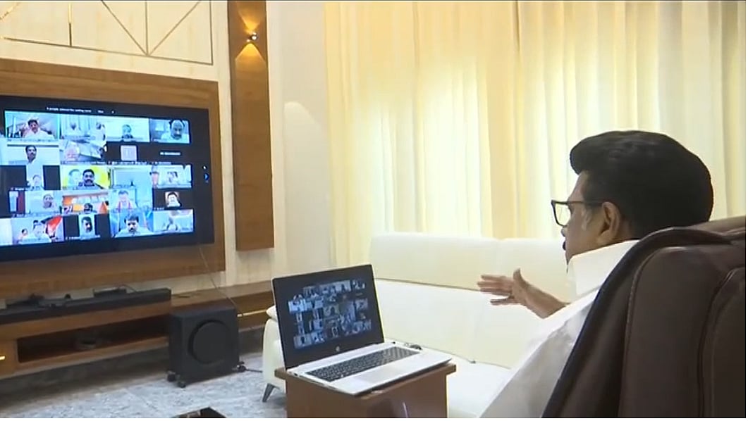 கருப்புக் கொடி போராட்டத்தில் காங்., கம்யூனிஸ்ட் கட்சிகள் பங்கேற்பு! 