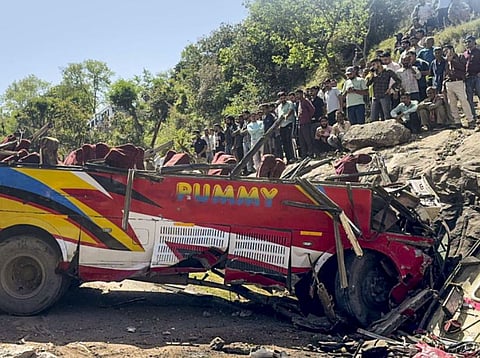 காஷ்மீரின் உதம்பூர் மாவட்டத்தில் பேருந்து விபத்து; 21 பேர் பலி.