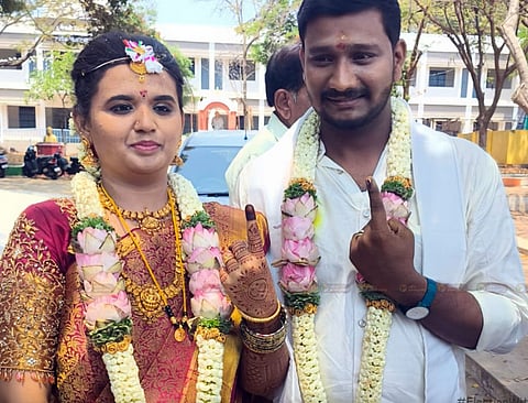 மணக்கோலத்தில் வாக்களித்த தம்பதியர், கிருஷ்ணகிரி மாவட்டம்