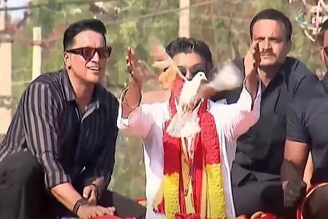 புறாவில் பெயிண்ட்- நடிகர் விஜய்க்கு பீட்டா கடிதம்