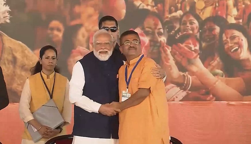 மோடி முன்னிலையில் சுவேந்து அதிகாரி மேற்குவங்க முதல்வராகப் பதவியேற்பு!