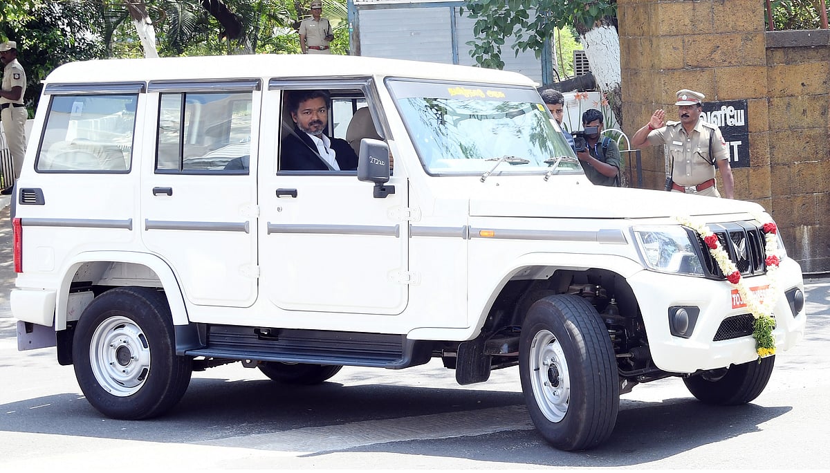 வாகனத்தை ஓட்டிப் பார்த்த முதல்வர் விஜய்!