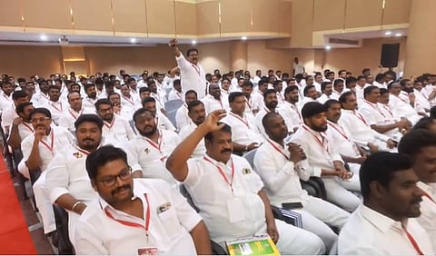 முதுகில் குத்திய காங்கிரஸ் கட்சி- தி.மு.க. இளைஞர் அணி கடும் சாடல்!

 
