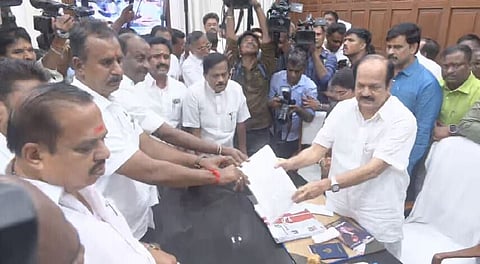 சபாநாயகரிடம் ஒன்றாக இணைந்த அ.தி.மு.க. அணிகள்!