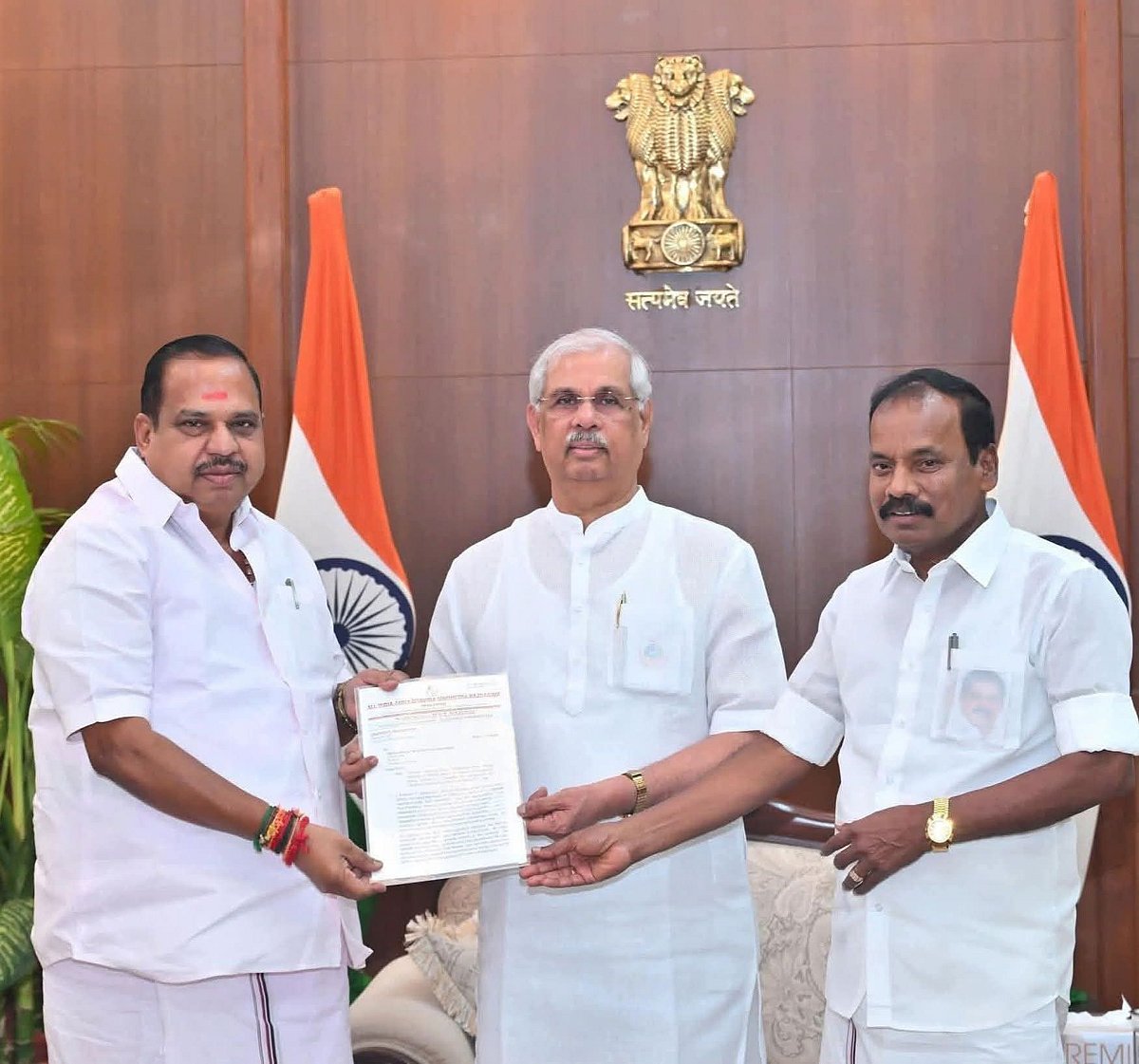 த.வெ.க.வின் குதிரை பேரம்- ஆளுநரிடம் அ.தி.மு.க. புகார் மனு