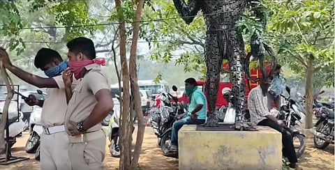 கோட்டை அருகில் புகை மூட்டம்; துணியால் மூக்கை மூடிக்கொண்டு பணியாற்றும் காவலர்கள்