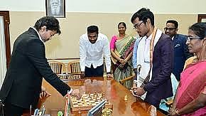 முதல்வர் விஜய்யுடன் இணைந்து பிரக்ஞானந்தா செஸ் விளையாடினார்.