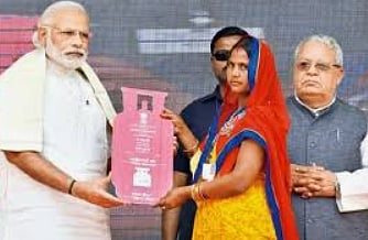பிரதமர் திட்ட கேஸ் மானியம் 4 சிலிண்டர்களாகக் குறைப்பு!