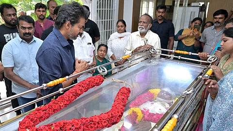 பாரதிராஜாவுக்காக டெல்லி பயணத்தை தள்ளிவைத்த முதல்வர் விஜய்.. அரசு மரியாதையும் அறிவிப்பு