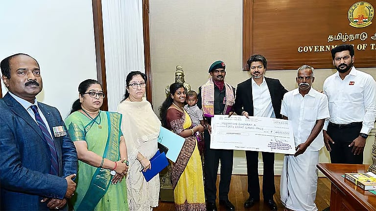 'கீர்த்தி சக்ரா' விருது பெற்ற தமிழர்: முதல்வர் விஜய் பாராட்டு!