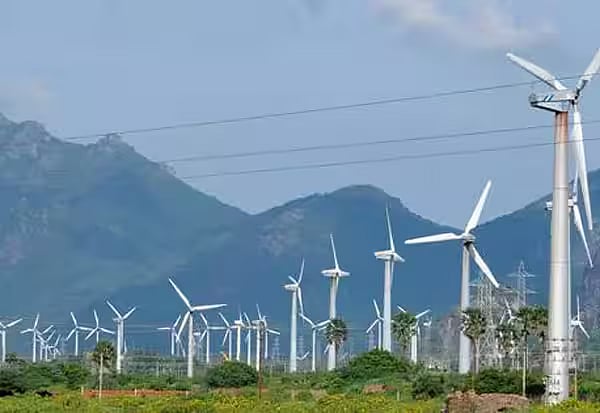 புதிய உச்சம்... 40% மின்சாரத்தைத் தந்த காற்றாலை, சூரிய மின்சக்தி!